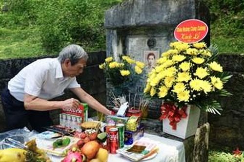 Viếng mộ Thâm Tâm