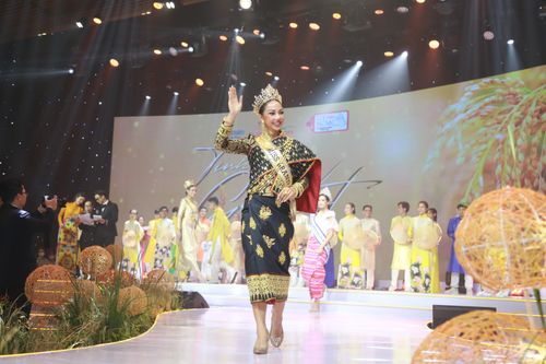 Thùy Tiên cùng Hoa hậu Hòa bình 4 nước catwalk trong Gala 'Tinh hoa gạo Việt'