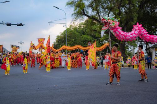 Rực rỡ sắc màu quảng diễn 'lân, sư, rồng', rước đèn Trung thu trên đường phố Huế