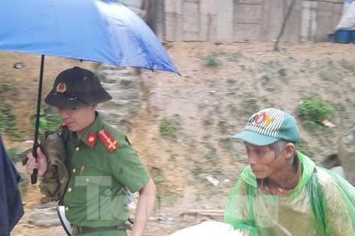 Dầm mưa 'đến từng bản, rà từng hộ' vận động người dân rời vùng sạt lở