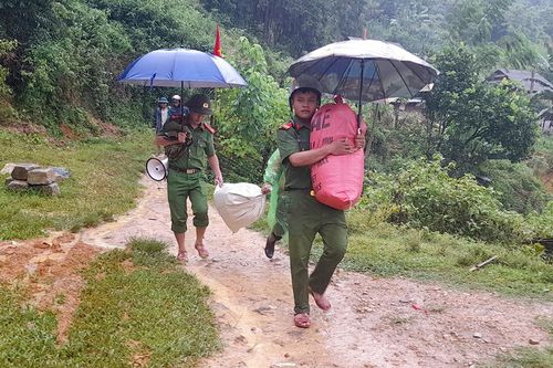 Công an đội mưa đến từng bản gọi loa thuyết phục dân rời vùng sạt lở