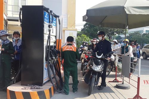 Có nên đổi thời gian điều hành, áp giá trần xăng dầu?