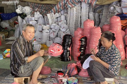 Nghệ nhân làm mặt nạ giấy bồi hơn 40 năm 'giữ hồn' Trung thu xưa
