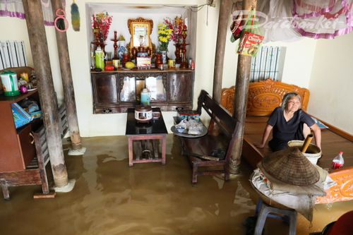 Hà Nội: Người dân Chương Mỹ ngồi trên giường chờ nước rút