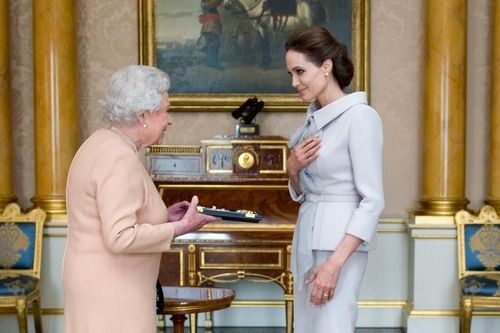 Cuộc gặp của Nữ hoàng Anh với Angelina Jolie và giới sao Hollywood