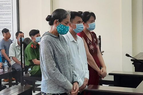 Vợ thượng tá biên phòng lĩnh án tù do buôn lậu