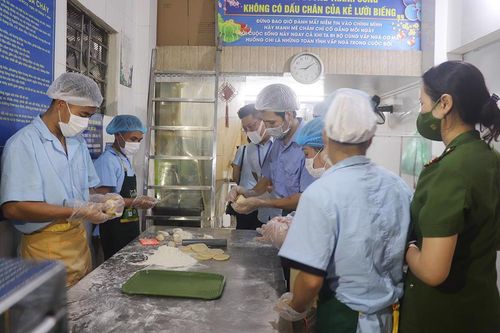 Kiểm soát chặt chất lượng bánh Trung thu