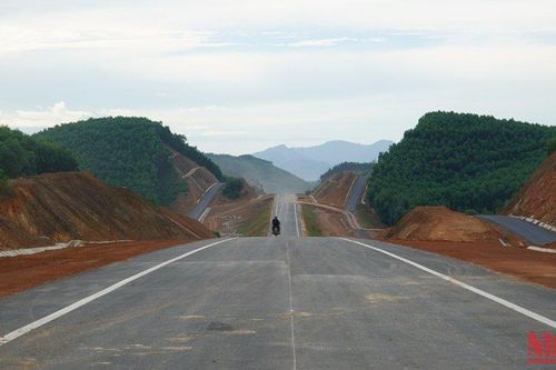 Bảo đảm hoàn thành dự án cao tốc Cam Lộ-La Sơn trước 30/10