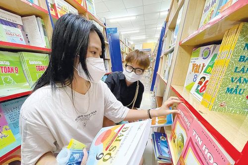 Mua sách giáo khoa, sách tham khảo đầu năm học: Phụ huynh vẫn… rối bời