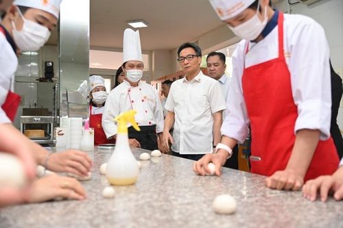 Phó Thủ tướng Vũ Đức Đam thăm và làm việc tại Trường Trung cấp Du lịch và Khách sạn Saigontourist