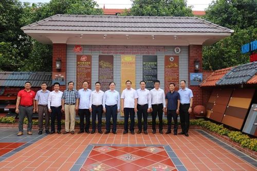 Chủ tịch Phan Xuân Dũng biểu dương những thành tựu của Công ty Gốm Đất Việt