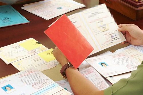 Sử dụng dữ liệu quốc gia về dân cư để loại trừ văn bằng giả