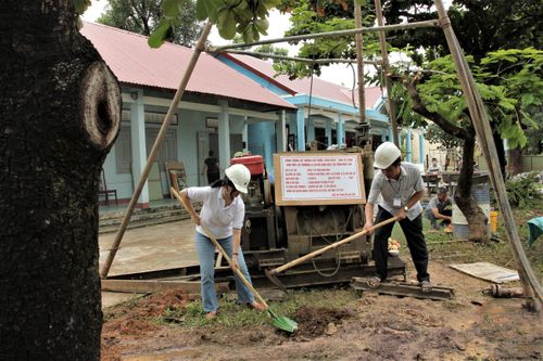 Trường vùng khó khăn xúc động đón nhận công trình nước sạch