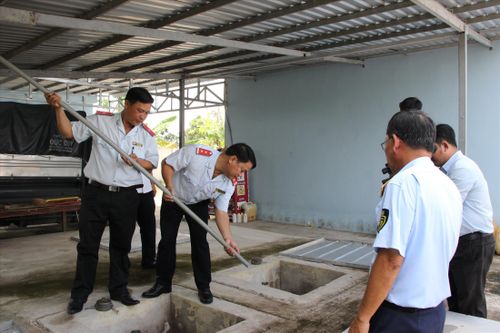 Bán xăng dầu nhỏ giọt, giá 'nhảy múa': Cả nông dân và ngư dân lao đao