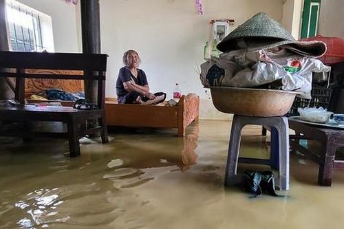 Người dân Chương Mỹ ngồi trên giường chờ nước rút