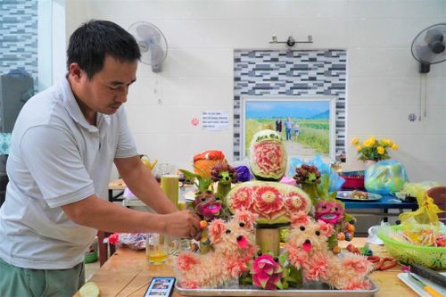 Mâm cỗ Trung thu 'hút khách', làm xuyên đêm không hết việc