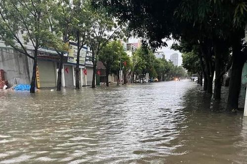 Nghệ An ngập trong biển nước sau cơn mưa lớn, một người mất tích