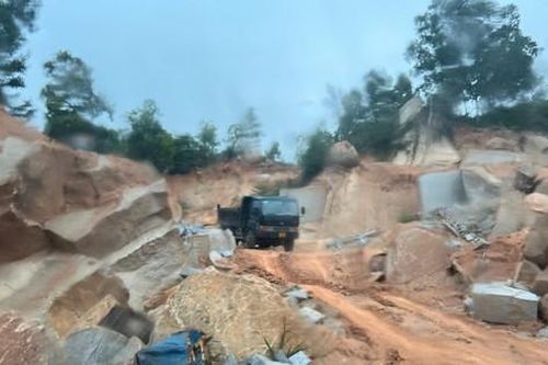 Công an, chính quyền cùng vào cuộc vụ khai thác đất, đá 'lậu' dọc tuyến cao tốc ở Khánh Hòa