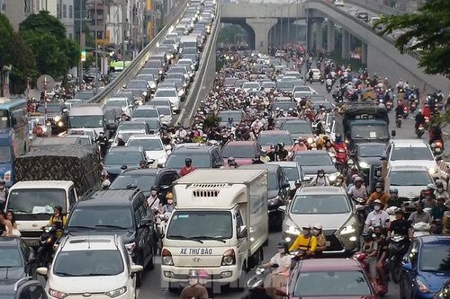 Ngã Tư Sở tắc cứng, ô tô xếp hàng dài trên đường vành đai 2 trên cao