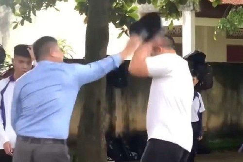 Tạm ngừng đứng lớp thầy giáo dùng thước gỗ, mũ bảo hiểm đánh học sinh
