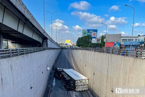 Đồng Nai: Xe container lật nghiêng trong hầm chui cầu vượt
