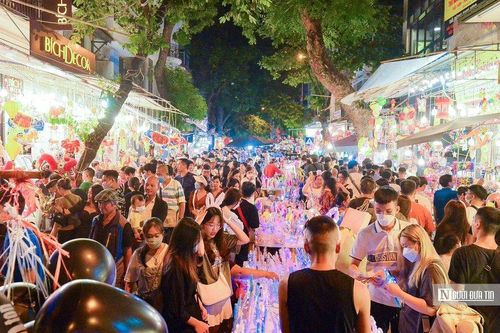 Hà Nội: 'Biển người' xuống phố chơi Trung thu