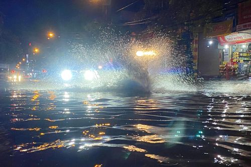 Nhiều tuyến đường ở TP Hà Tĩnh ngập sâu sau cơn mưa lớn