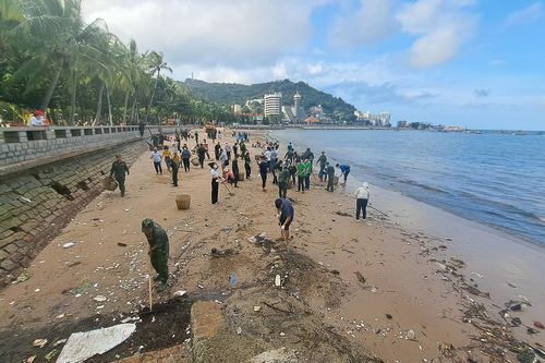 Cán bộ, viên chức cùng nhau dọn rác dạt vào bãi biển Vũng Tàu