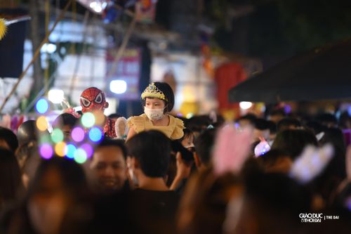 Trẻ em lẻ loi giữa biển người lớn tại chợ Trung thu truyền thống