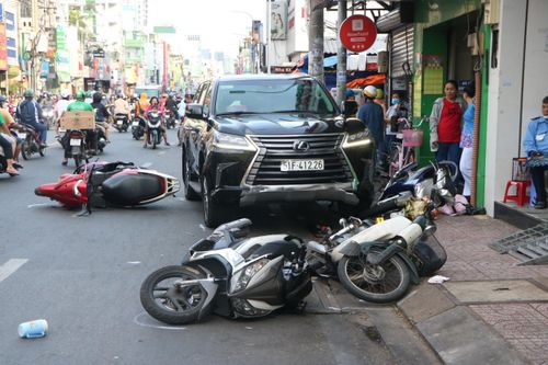 Lexus bất ngờ tông hàng loạt xe máy ở TPHCM