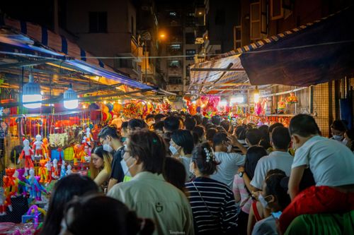 Đêm Trung thu, 'biển người' chen nhau dạo phố lồng đèn lớn nhất TPHCM
