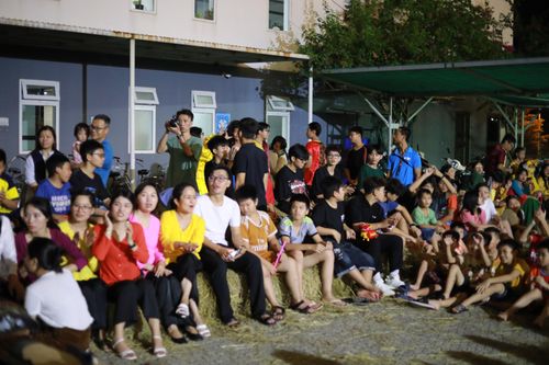 Trung thu đầu tiên của hơn 150 học sinh mồ côi vì COVID-19 tại Đà Nẵng