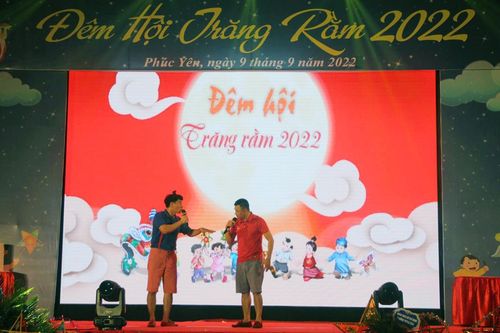 Nghệ sĩ Xuân Bắc - Tự Long cùng tung hứng tại Đêm hội trăng rằm ở Vĩnh Phúc