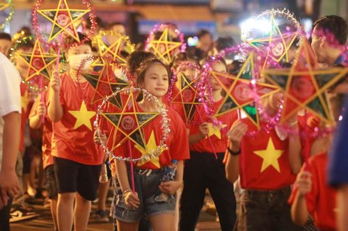 Thiếu nhi phố cổ thi bày mâm cỗ, rước đèn đêm trăng Trung Thu