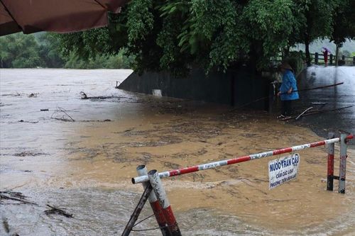 Mưa lớn, khiến hàng trăm học sinh không thể tới trường