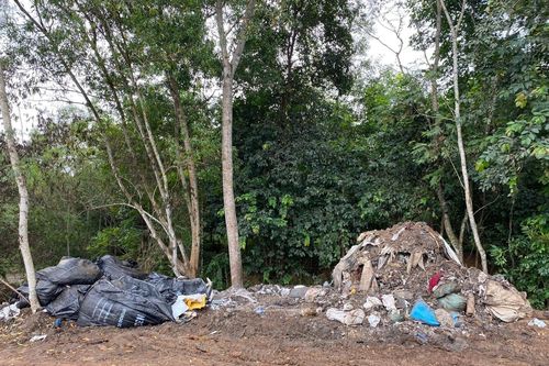 Bắt quả tang 2 tài xế đổ hàng tấn chất thải ra môi trường
