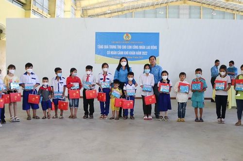 Hơn 3.000 phần quà Trung thu trao tặng cho con đoàn viên, công nhân, viên chức, người lao động