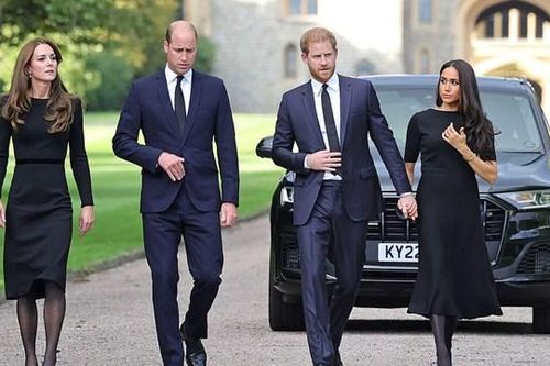 Cặp đôi William - Kate và Harry - Meghan cùng tưởng niệm Nữ hoàng tại lâu đài Windsor
