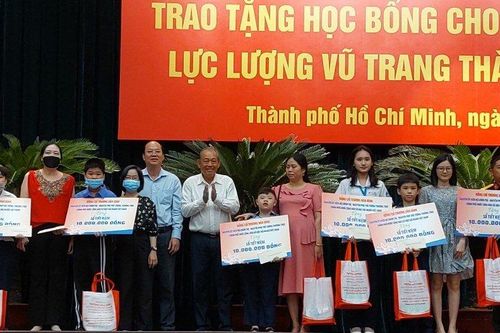 TP HCM tặng 100 suất học bổng cho con cán bộ, chiến sĩ lực lượng vũ trang có hoàn cảnh khó khăn