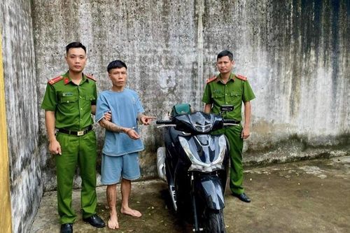 Vào nhà nghỉ cùng bạn trai mới quen, người phụ nữ bị lột sạch tài sản
