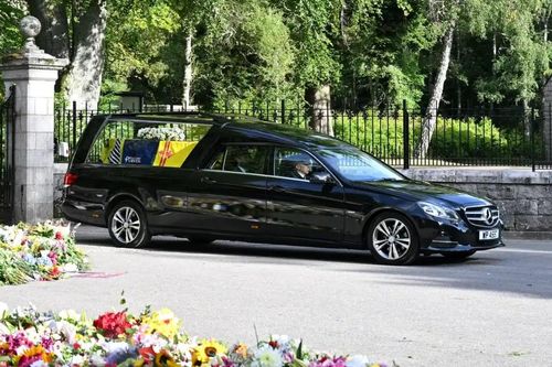 Xe chở linh cữu nữ hoàng Anh lên đường