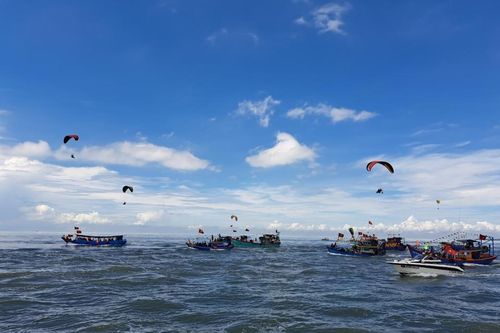 Lễ hội Nghinh Ông Cần Giờ rộn rã trong cờ hoa