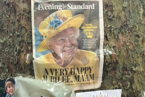 'Biển người' tới Cung điện Buckingham tiễn biệt Nữ hoàng Anh