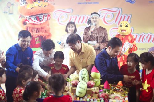 Mang Trung thu yêu thương đến thiếu nhi vùng tái định cư