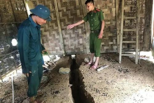 Lạnh người với vết nứt lớn chạy xuyên khu dân cư ở Nghệ An