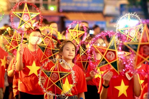 Người Hà Nội chen chân trên phố cổ đêm Trung thu