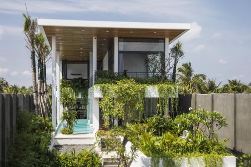 Ngôi nhà xây tường cao 7m như pháo đài, bên trong là cả thế giới nghỉ dưỡng