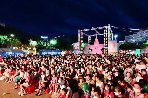 Hàng ngàn thiếu nhi Cần Thơ tham dự Đêm hội trăng rằm do Tạp chí Gia đình Việt Nam tổ chức