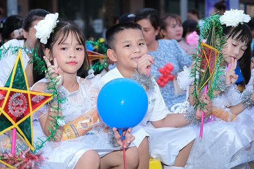 Hàng nghìn trẻ em Phú Quốc tham gia 'Đêm trăng thắp sáng ước mơ'