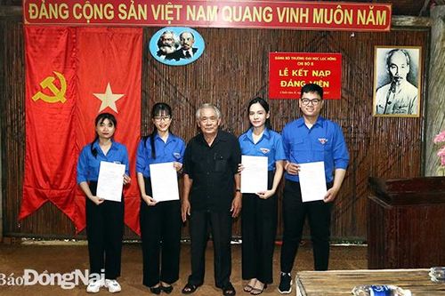 Kết nạp 4 sinh viên ưu tú vào Đảng